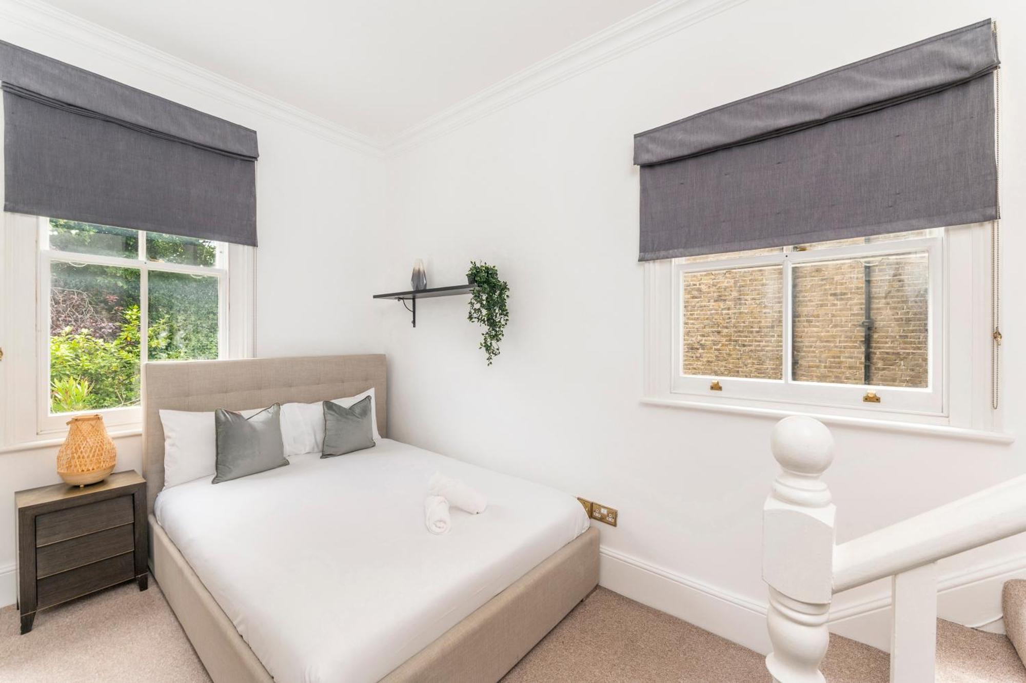 2 Min Walk Earls Court Station - Luxury 2 Bedroom Flat Londen Buitenkant foto