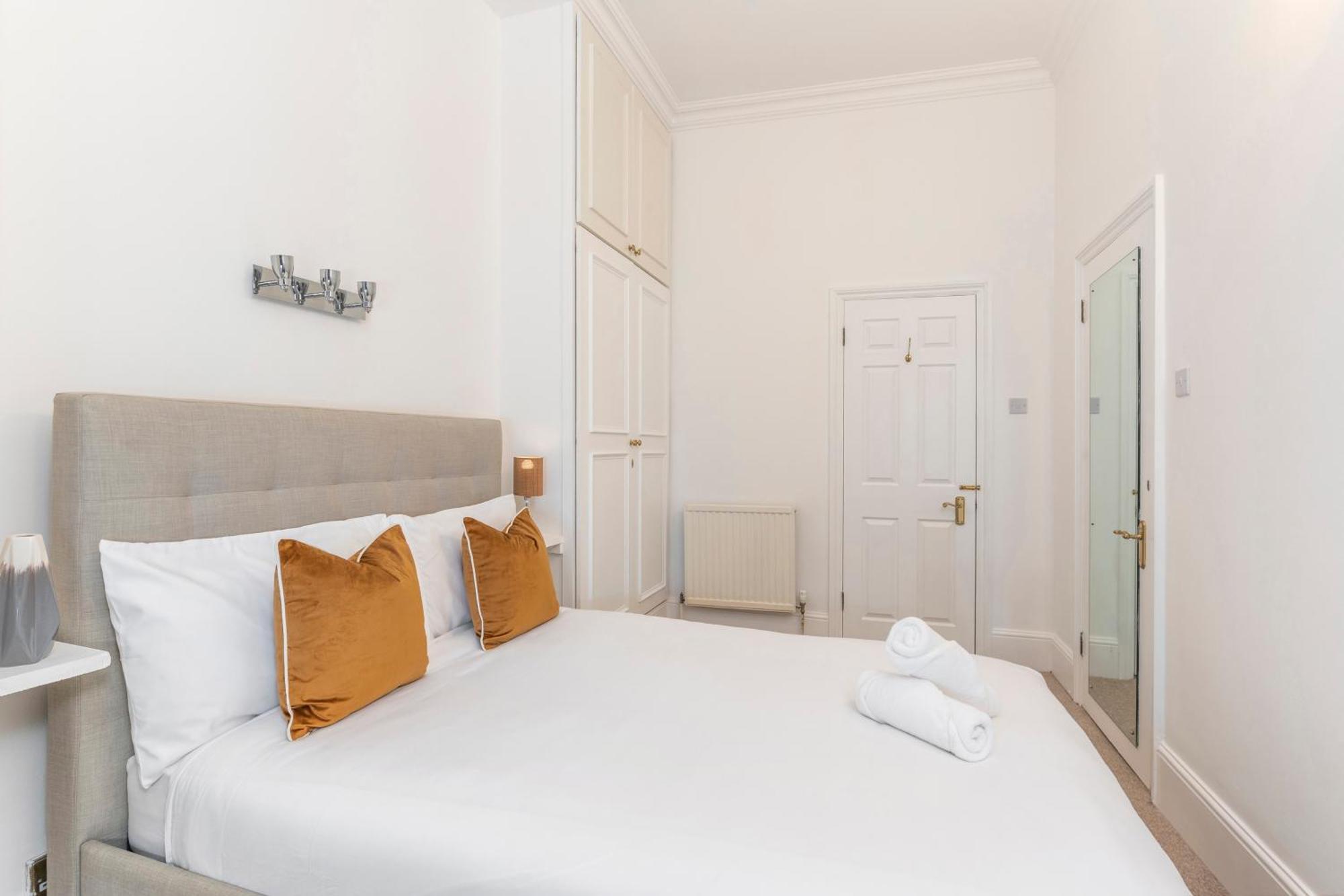 2 Min Walk Earls Court Station - Luxury 2 Bedroom Flat Londen Buitenkant foto